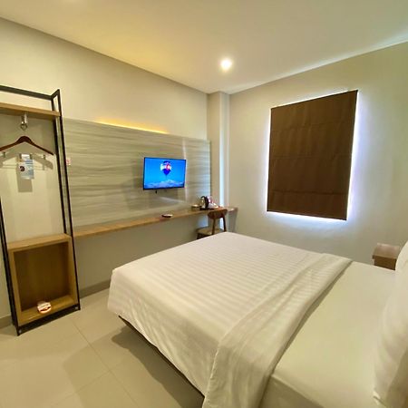 Front One Hotel Gombong Gombong  Esterno foto