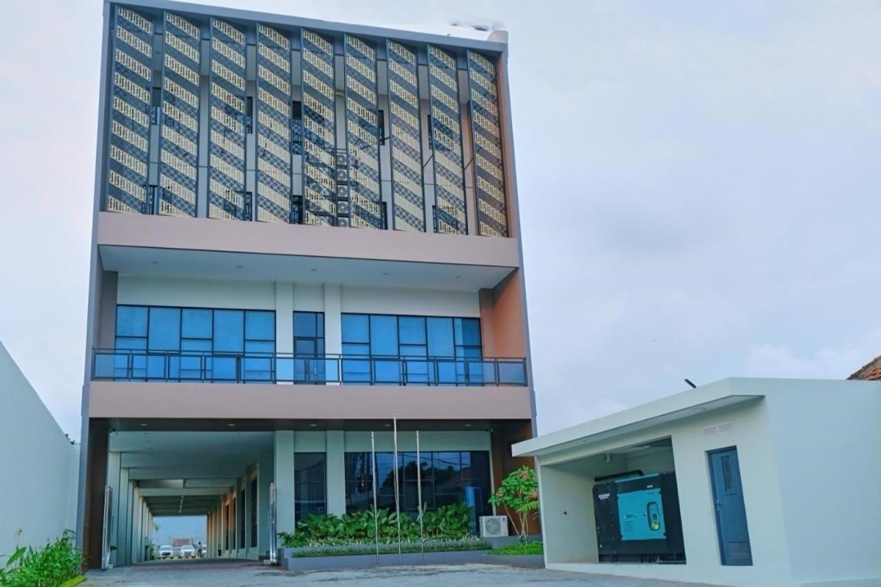 Front One Hotel Gombong Gombong  Esterno foto