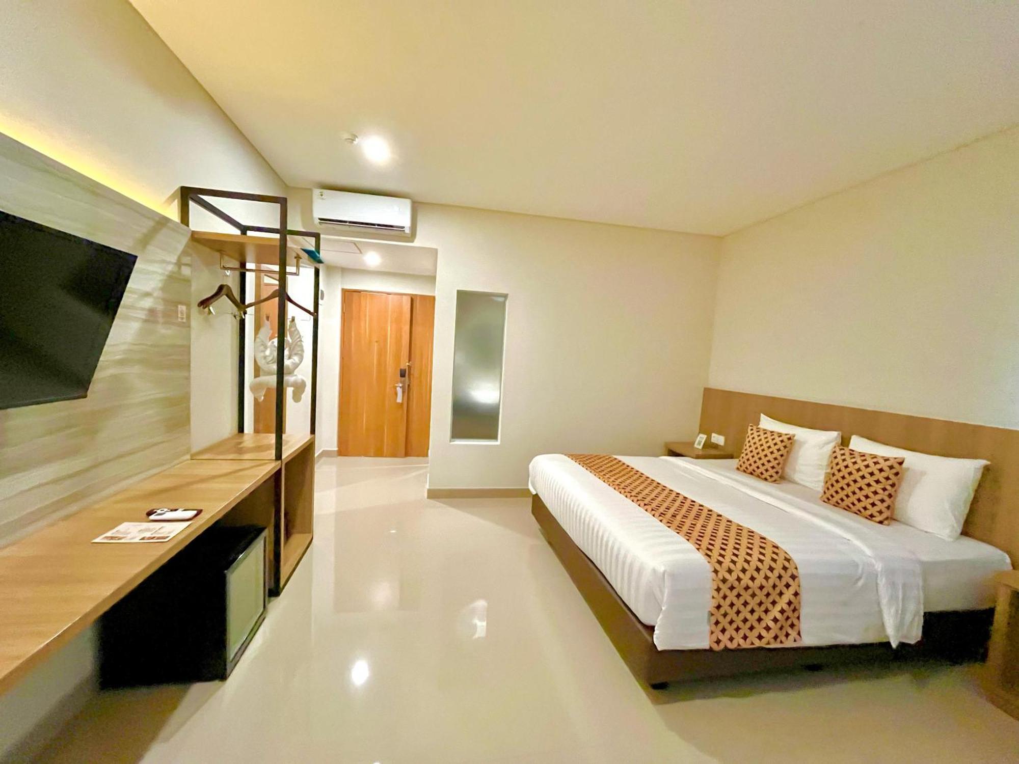 Front One Hotel Gombong Gombong  Esterno foto