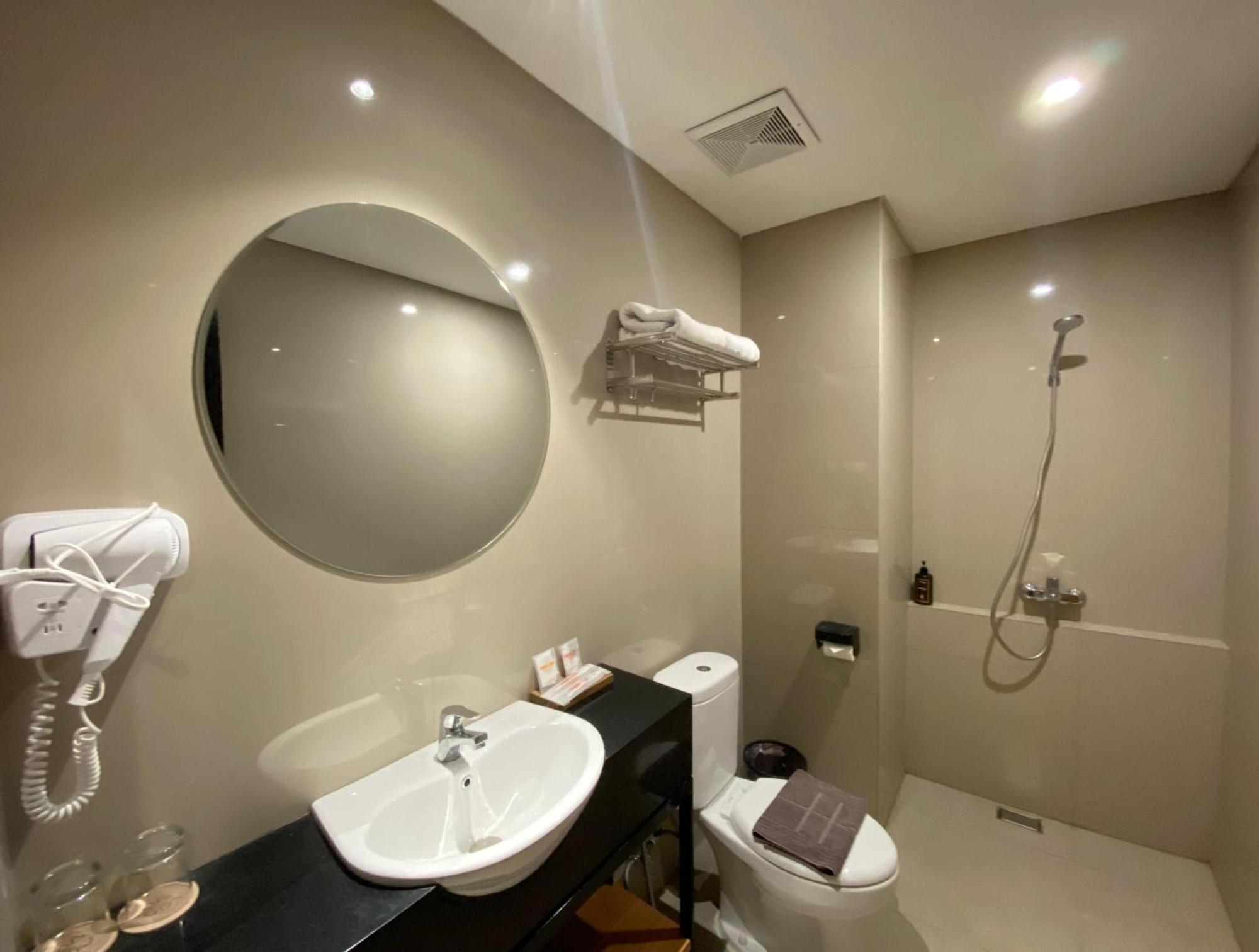 Front One Hotel Gombong Gombong  Esterno foto