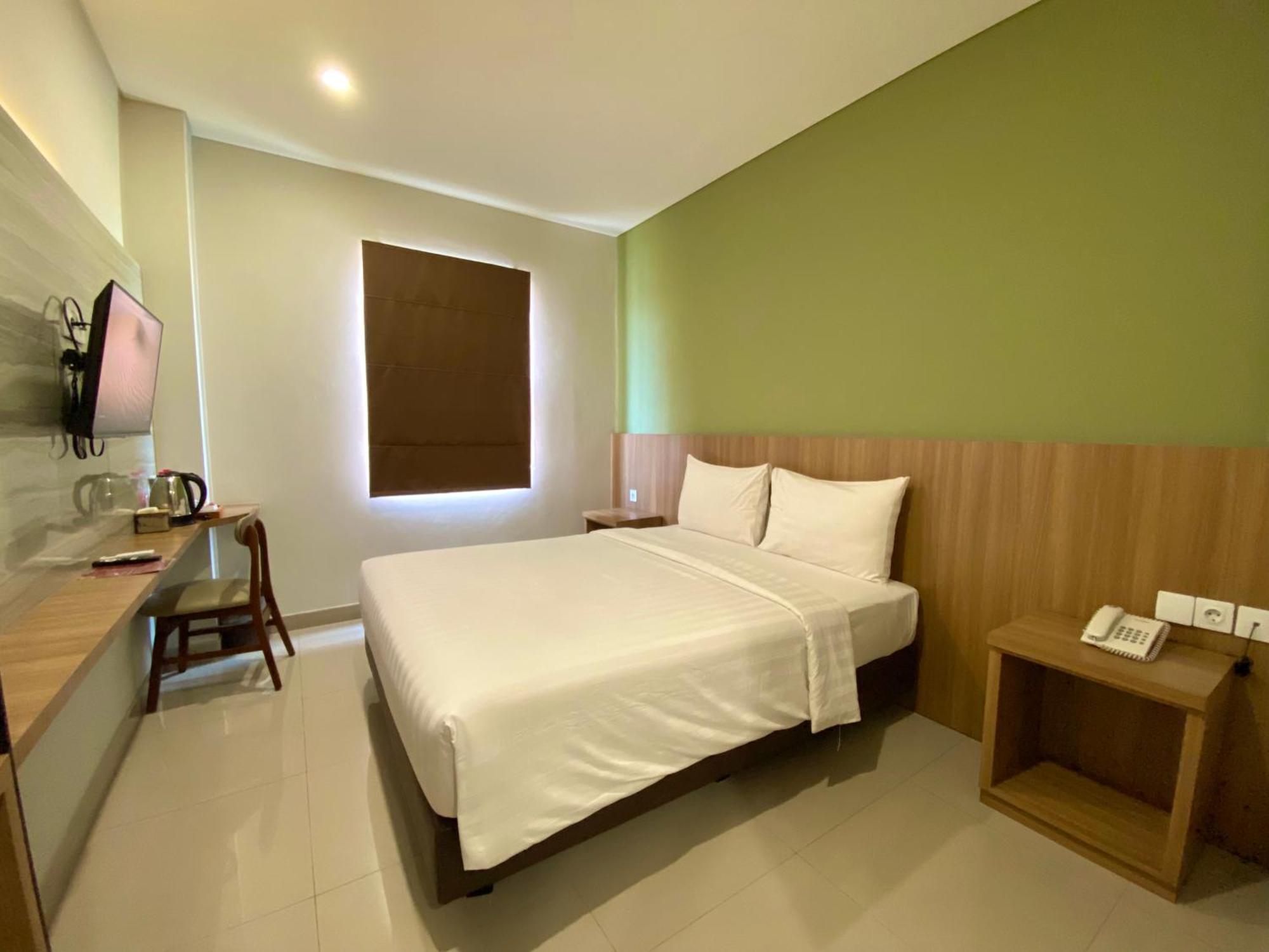 Front One Hotel Gombong Gombong  Esterno foto