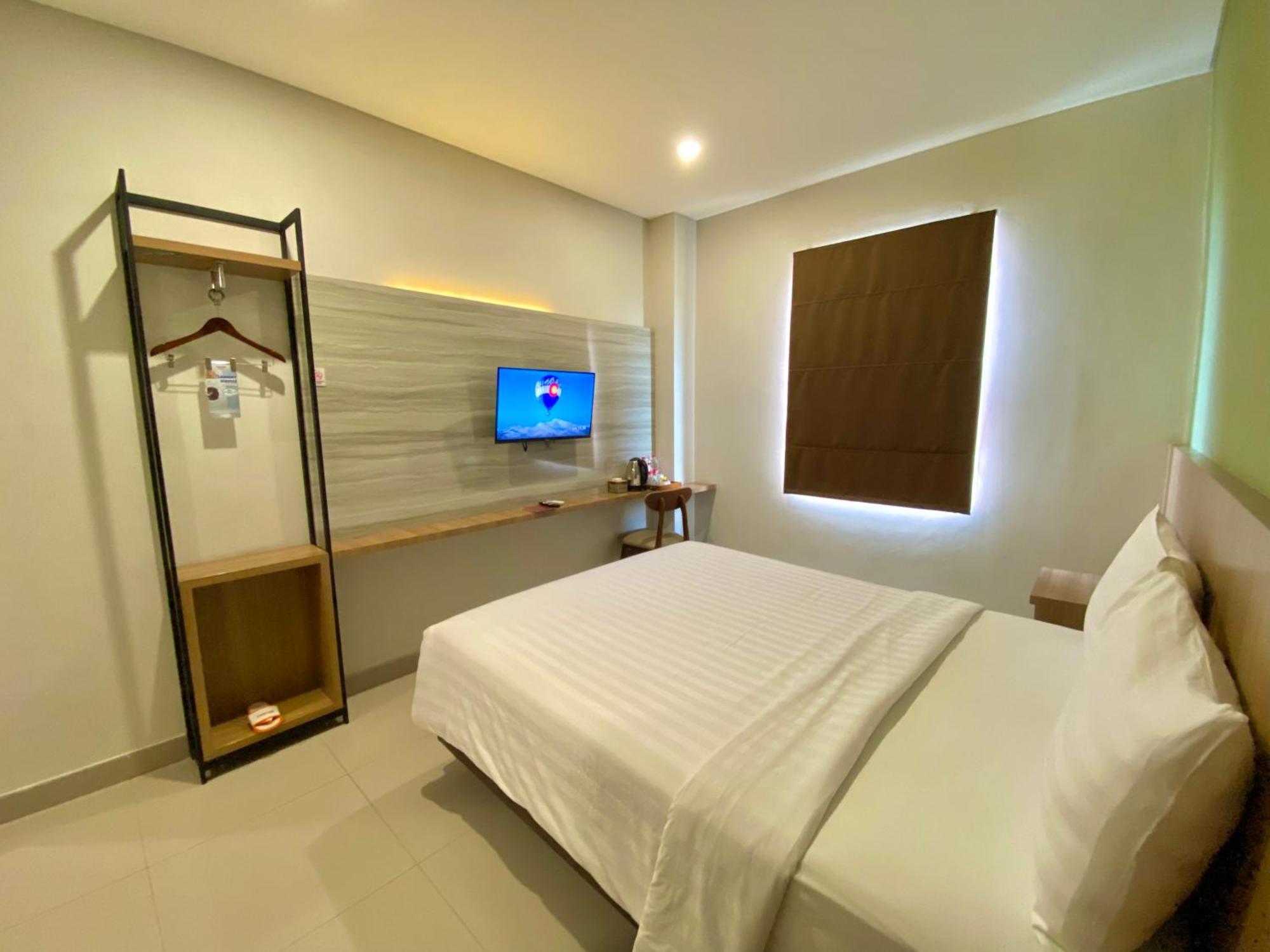 Front One Hotel Gombong Gombong  Esterno foto