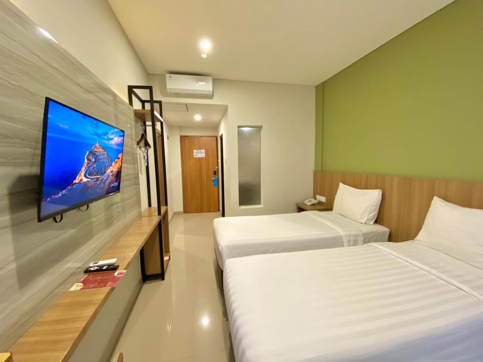 Front One Hotel Gombong Gombong  Esterno foto