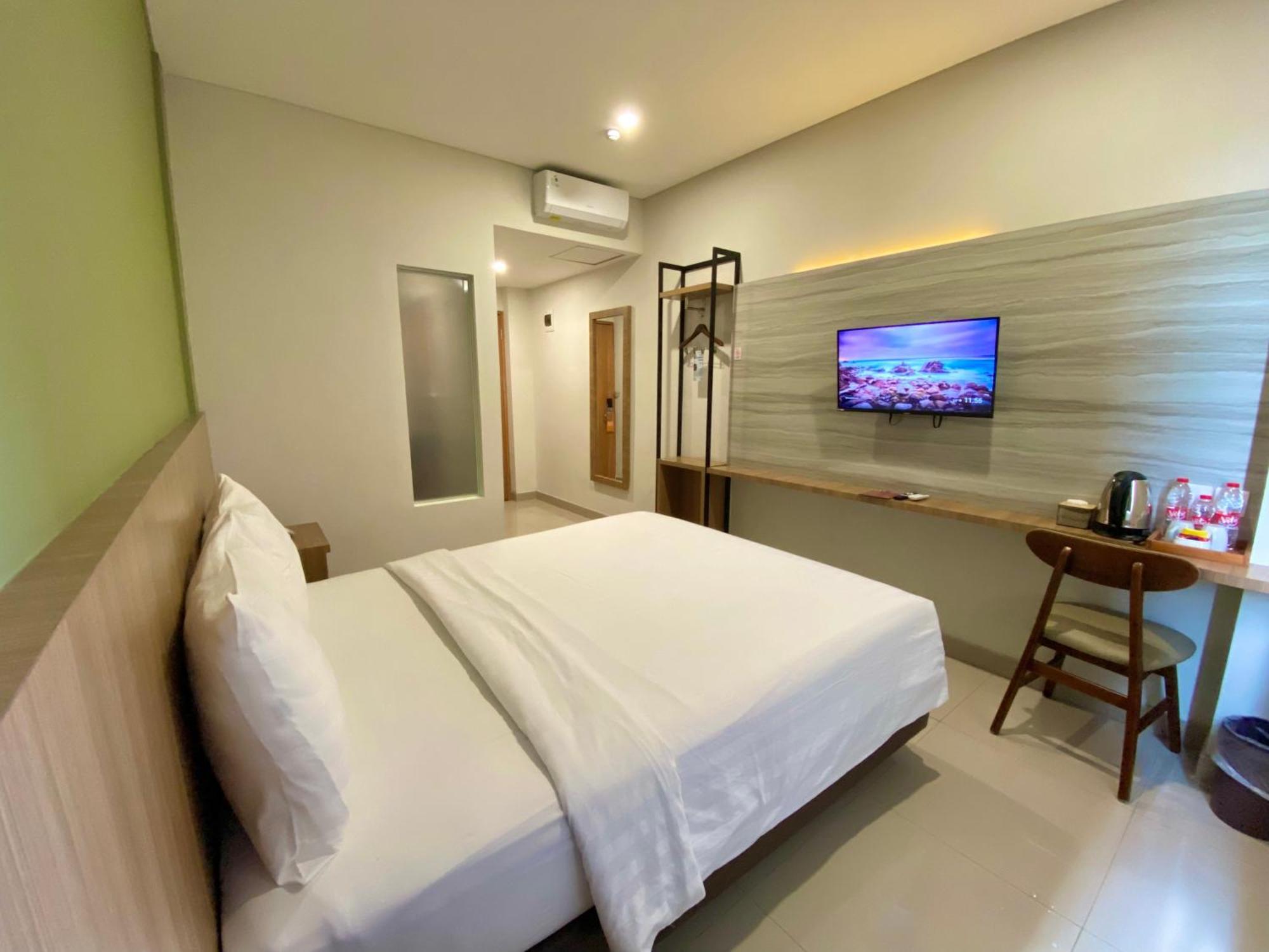 Front One Hotel Gombong Gombong  Esterno foto