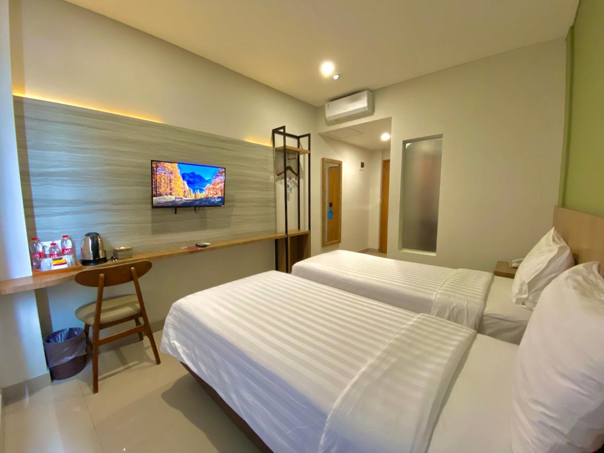 Front One Hotel Gombong Gombong  Esterno foto