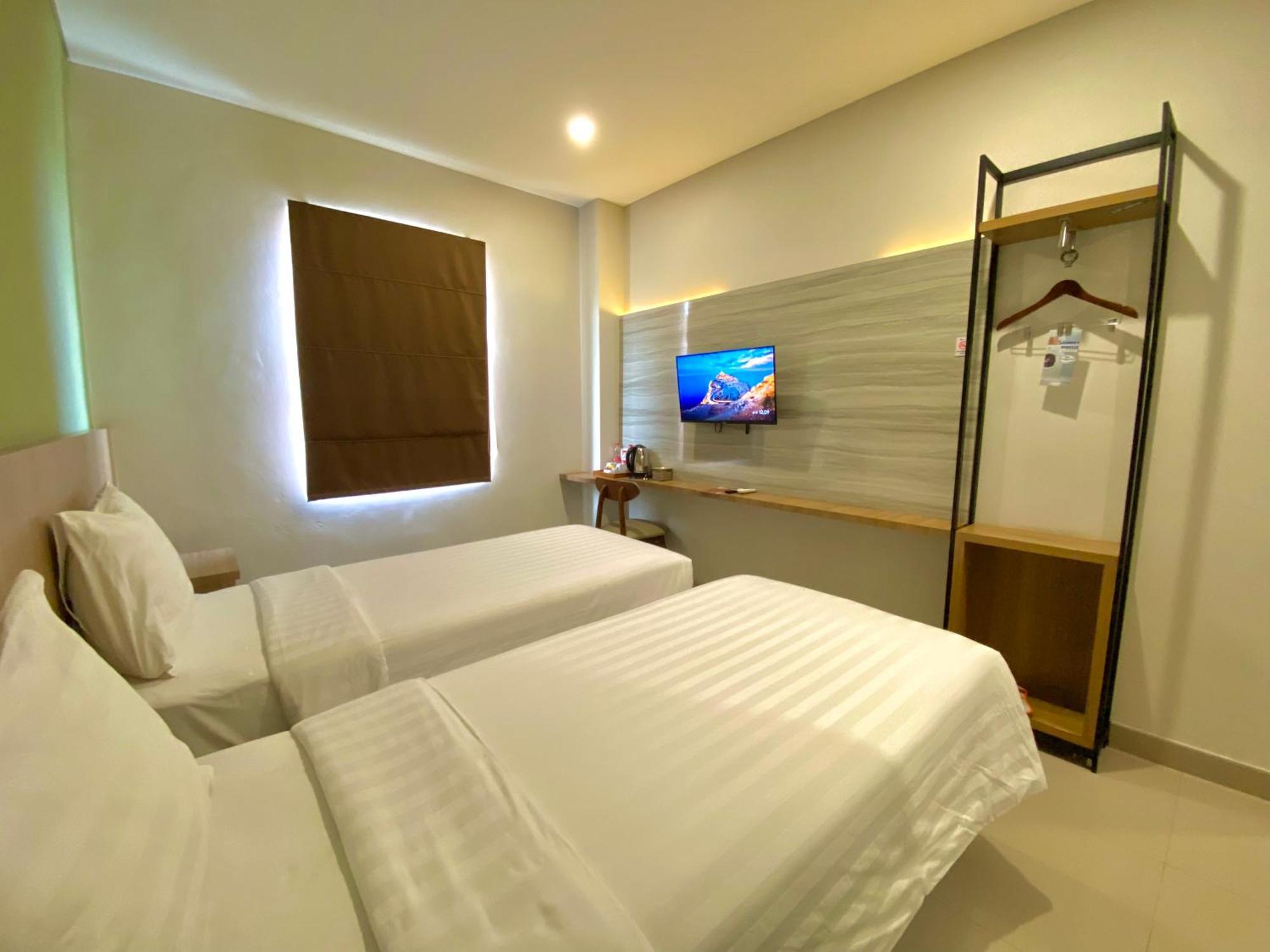 Front One Hotel Gombong Gombong  Esterno foto