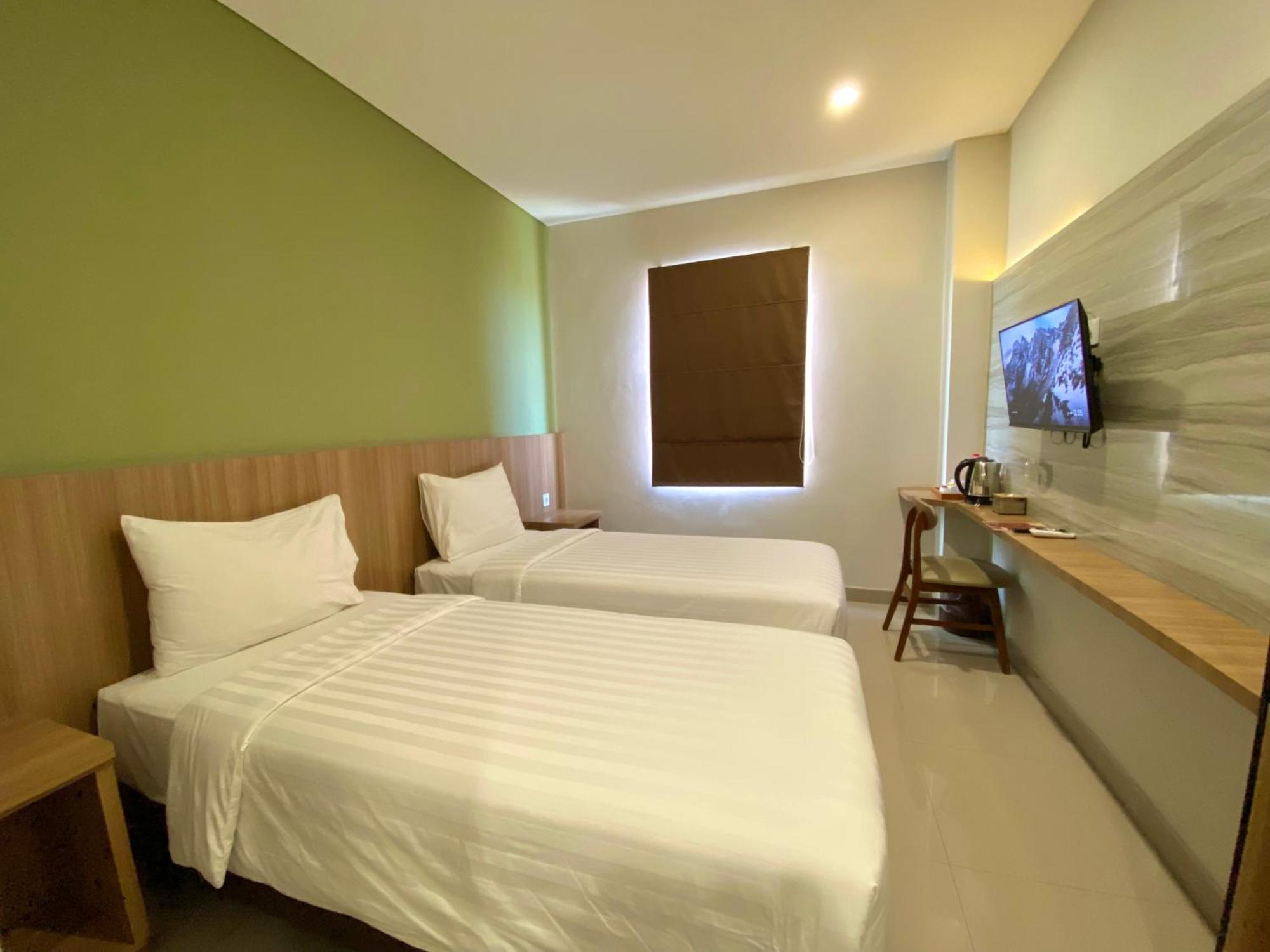 Front One Hotel Gombong Gombong  Esterno foto