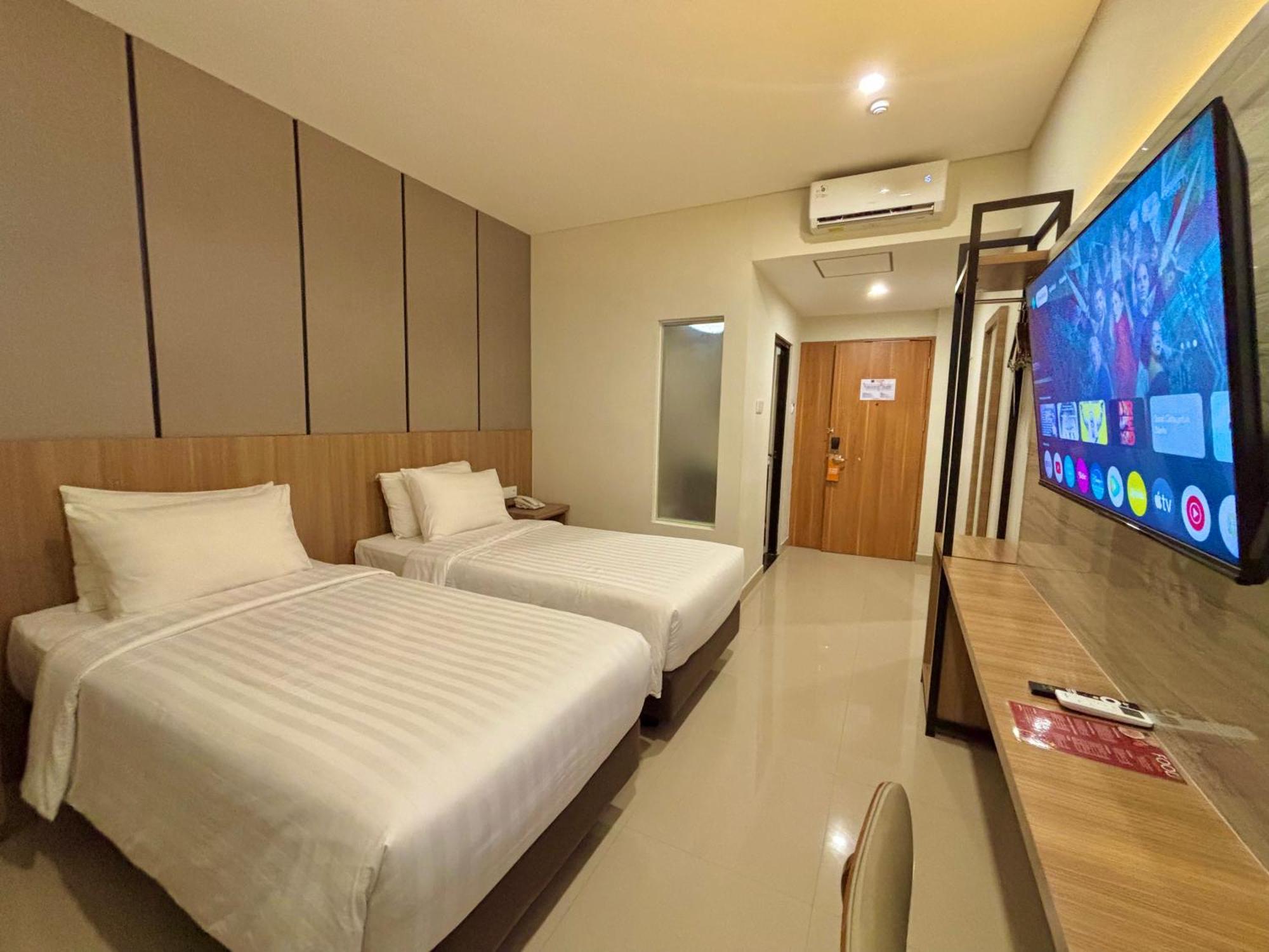 Front One Hotel Gombong Gombong  Esterno foto