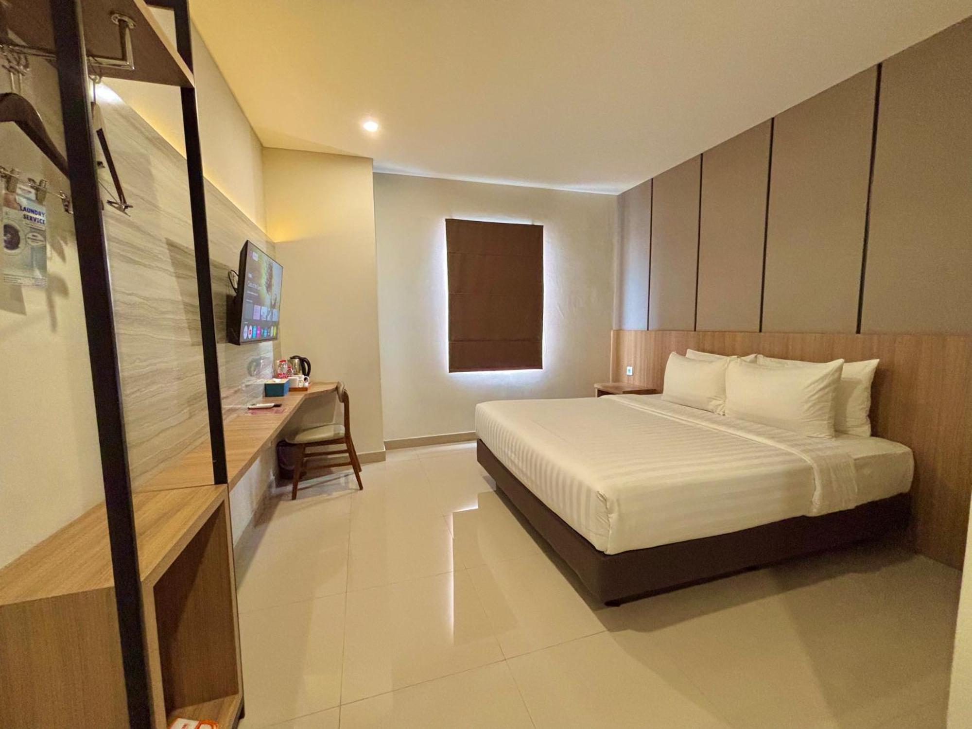 Front One Hotel Gombong Gombong  Esterno foto