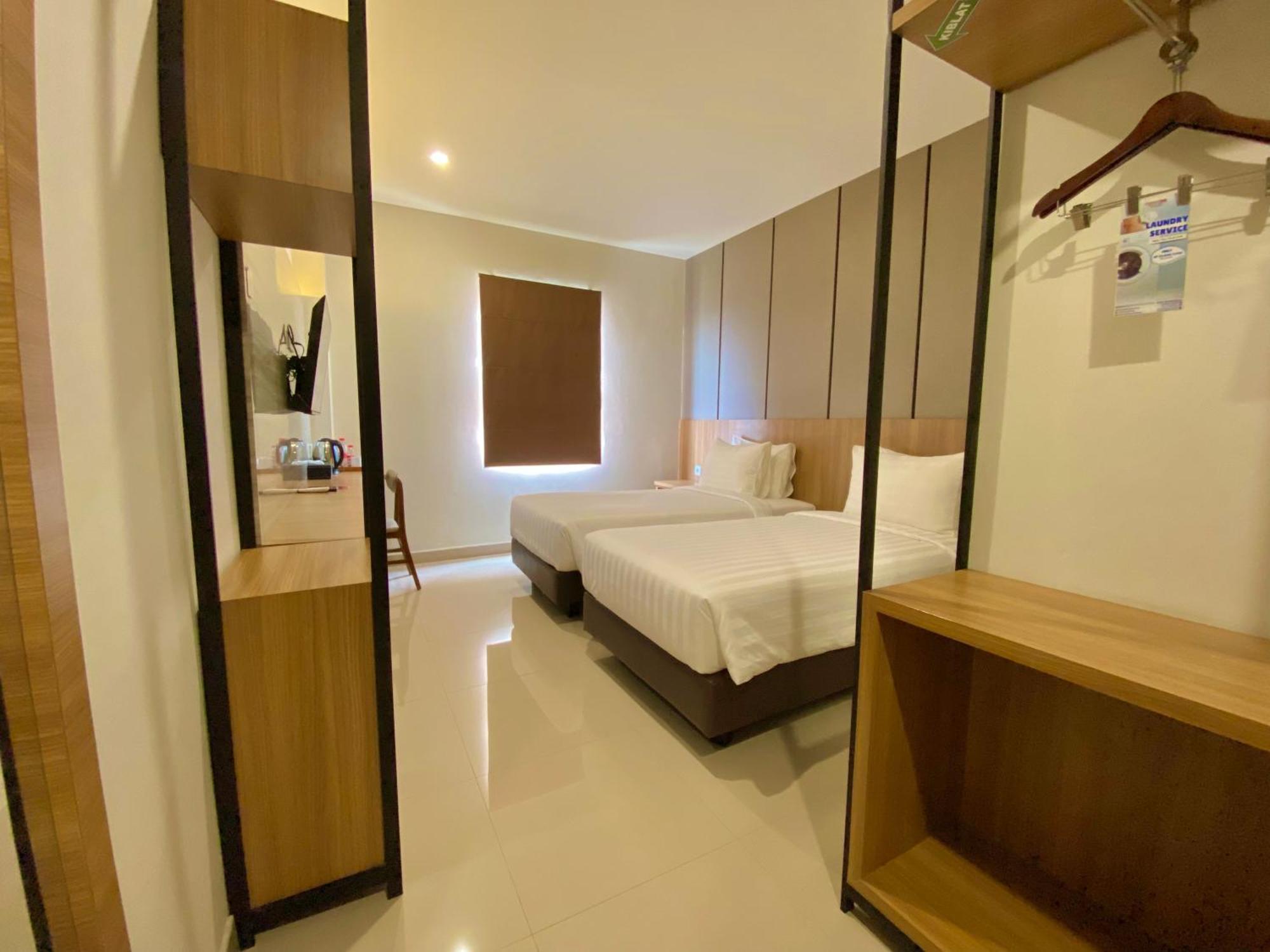 Front One Hotel Gombong Gombong  Esterno foto