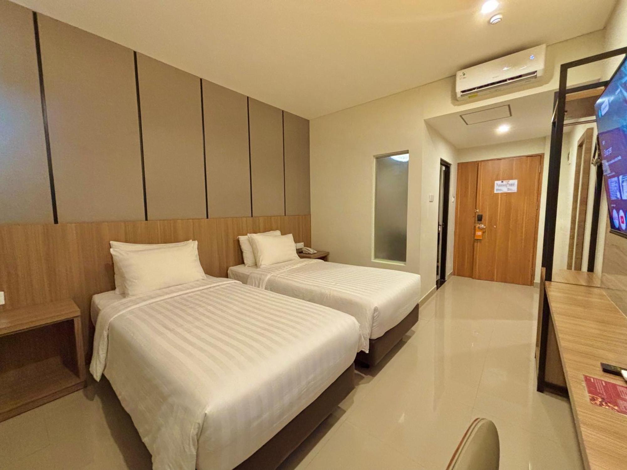 Front One Hotel Gombong Gombong  Esterno foto