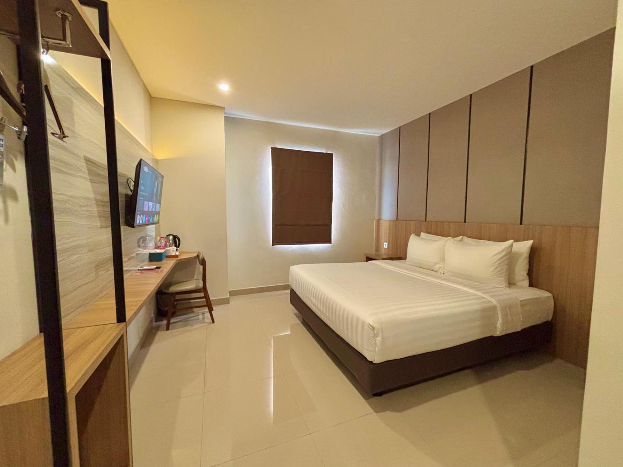 Front One Hotel Gombong Gombong  Esterno foto